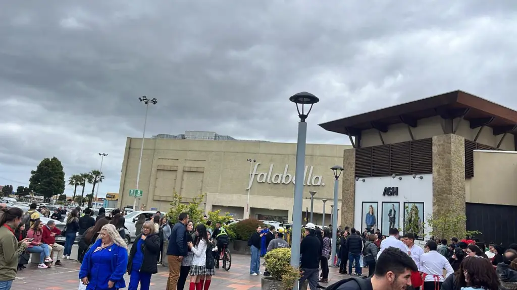 Evacúna tres centros comerciales por detonaciones en Concepción., redes sociales
