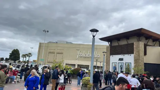 Evacúan tres malls de Concepción tras explosiones de bombas de ruido