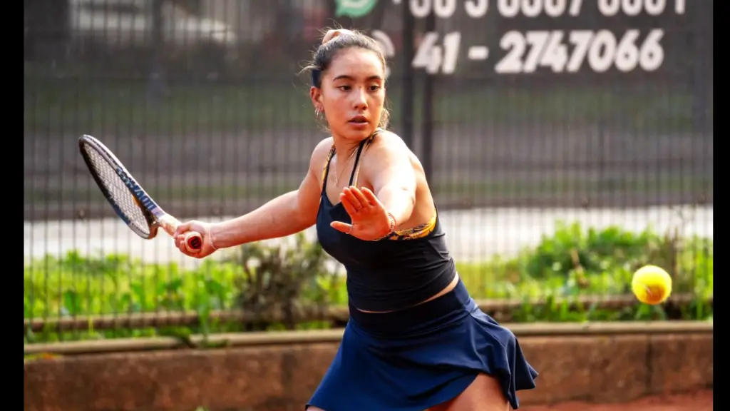 Consuelo Alarcón a punta de sacrificio busca ganarse un nombre en el tenis en Chile, La Tribuna