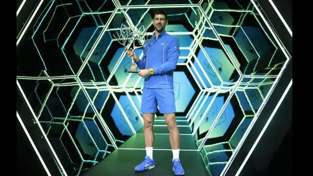 El tenista serbio Novak Djokovic posa con el trofeo tras ganar su último partido contra el búlgaro Grigor Dimitrov en el Masters de París. EFE/ Yoan Valat, EFE