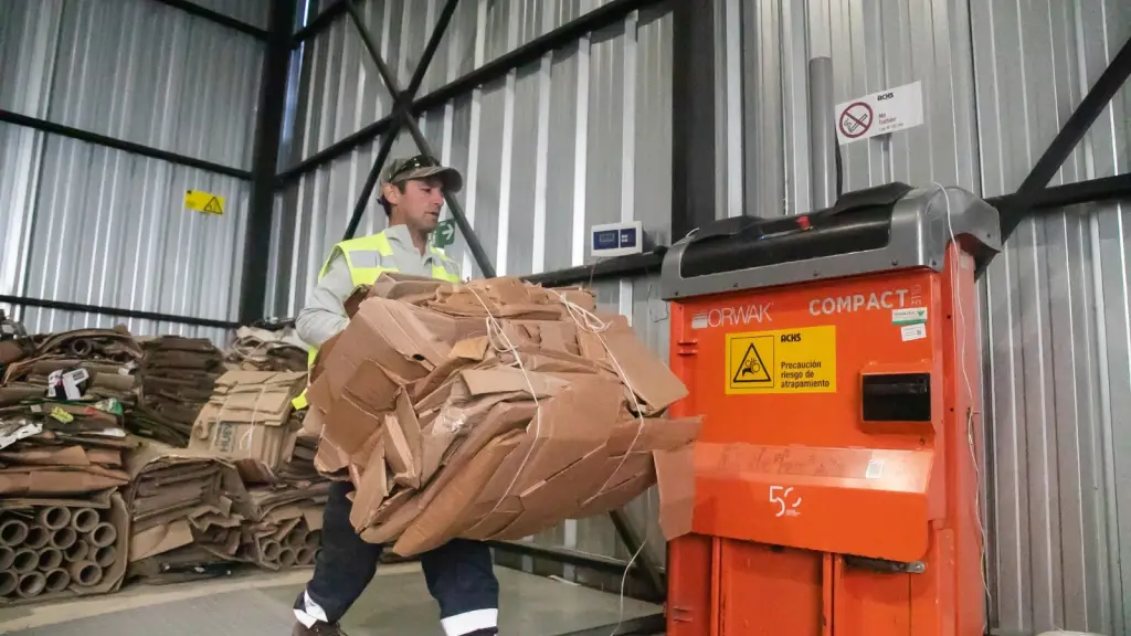 Punto de reciclaje de cartón Cabrero.