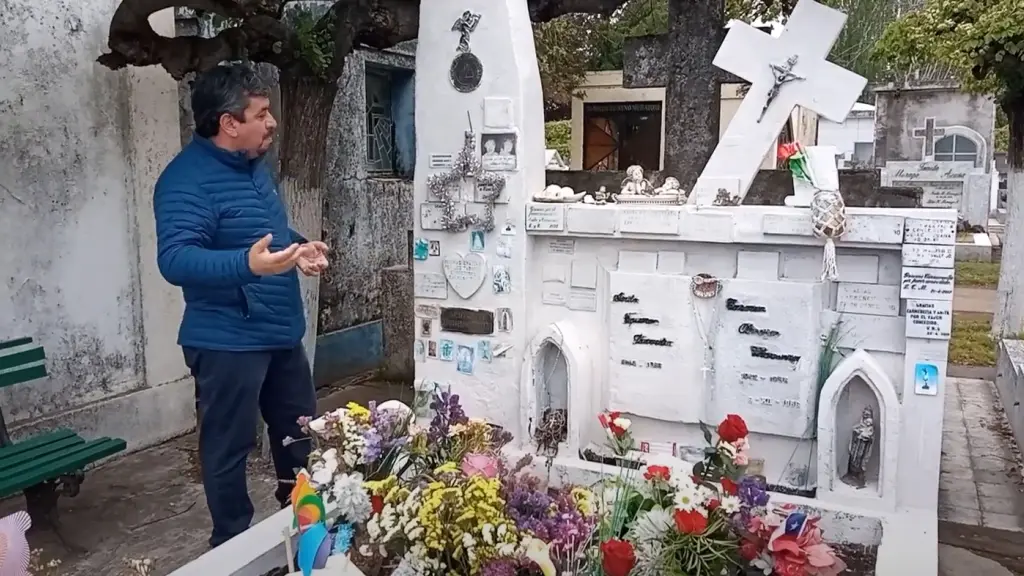 La tumba de las profesoras asesinadas en Cuñibal en el cementerio general de Los Ángeles., Diario La Tribuna