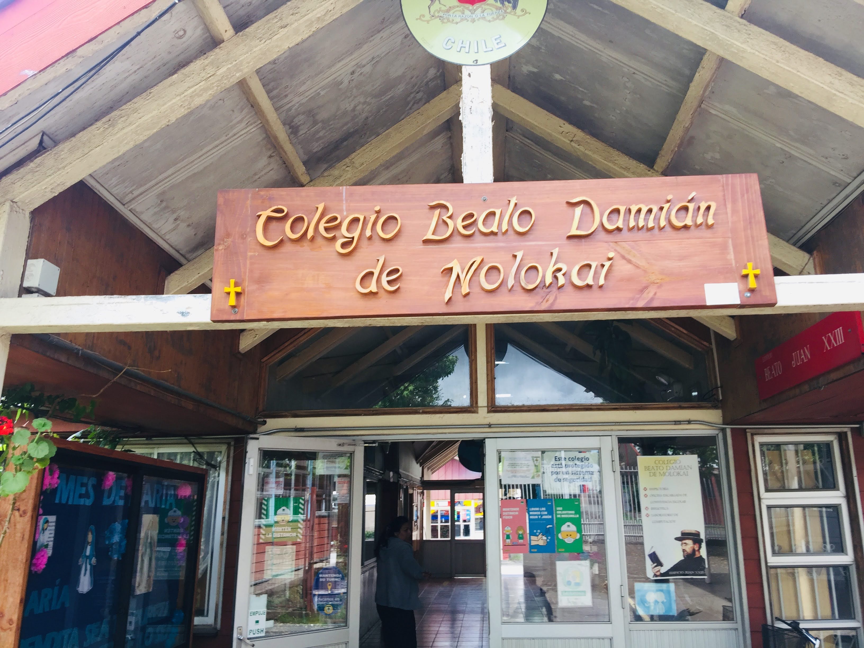 Entrada Colegio Beato Damián de Molokai / Propia