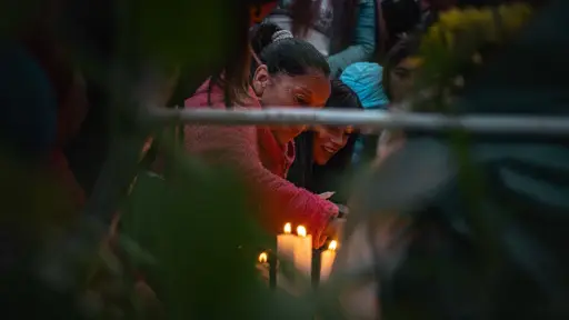 Vecinos realizan masiva velatón en memoria de las víctimas que murieron en trágico incendio en Coronel