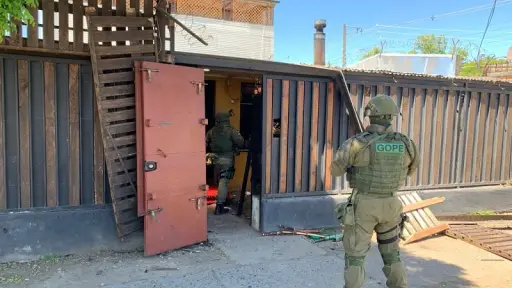 VIDEO: Cuatro detenidos dejan dos allanamientos a Casas Bunker en Los Ángeles
