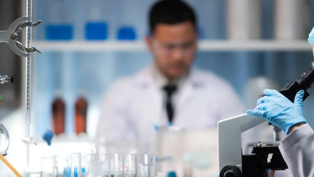 Según la Organización de las Naciones Unidas, más del 90% de los productos manufacturados en el mundo dependen de algún químico para conseguir el producto final.