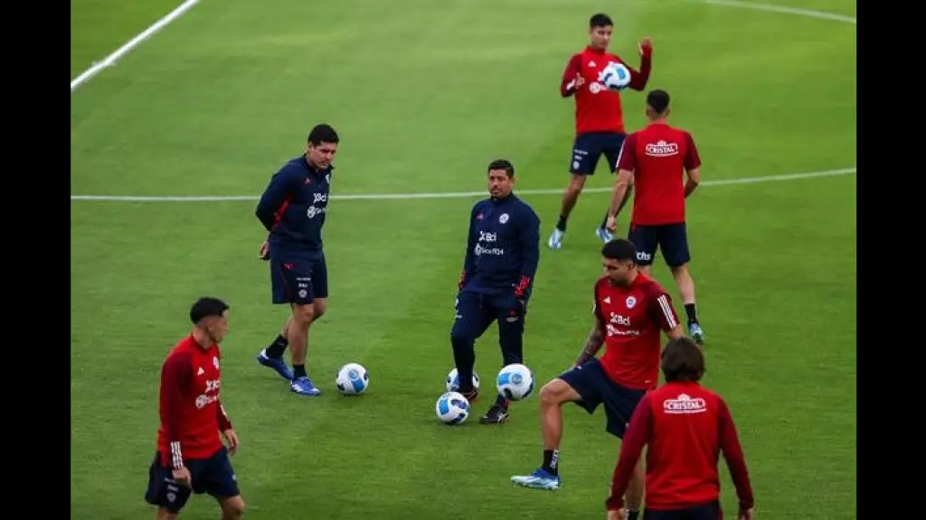 Nicolás Córdova, dirige un entrenamiento hoy, con miras a su partido por las eliminatorias suramericanas para el Mundial de la FIFA 2026 contra Ecuador, en el estadio Rodrigo Paz Delgado, en Quito (Ecuador). EFE/José Jácome, EFE