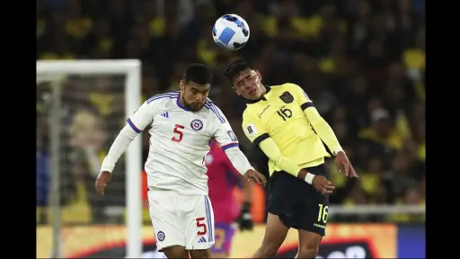 Ecuador sigue escalando posiciones en las eliminatorias y agrava la crisis de La Roja: 1 a 0