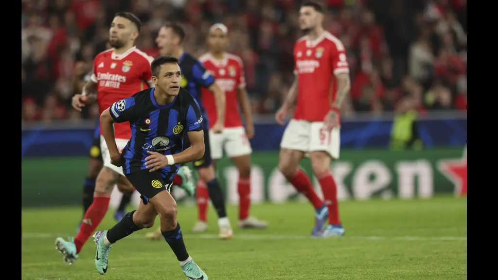 El jugador del Inter Milan Alexis Sanchez celebra el 3-3 ante el SL Benfica en Lisboa. EFE/EPA/ANTONIO COTRIM, EFE