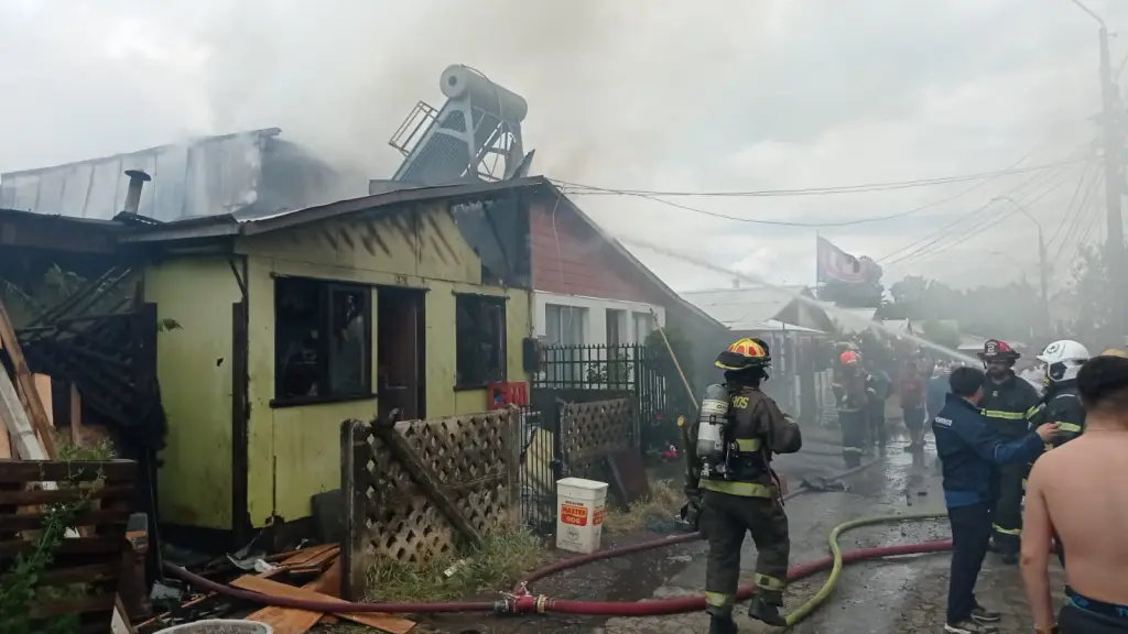 El incendio en la villa Todos los Santos destruyó tres casas., Cedida