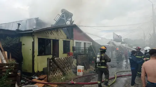 ¡Urgente! Incendio destruye tres casas en villa Todos los Santos