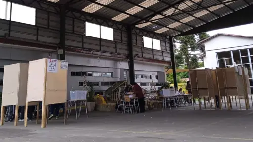 Colegio Don Orione habilita mesas en patio techado para facilitar el voto asistido 