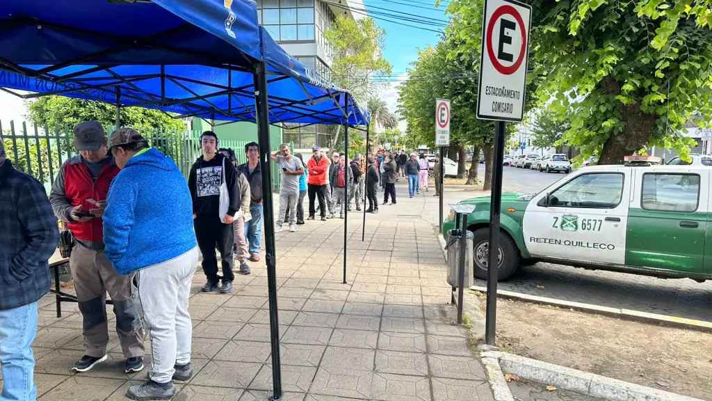 Larga fila en 1era Comisaría de Los Ángeles: personas buscan excusarse de votar en Plebiscito Constitucional