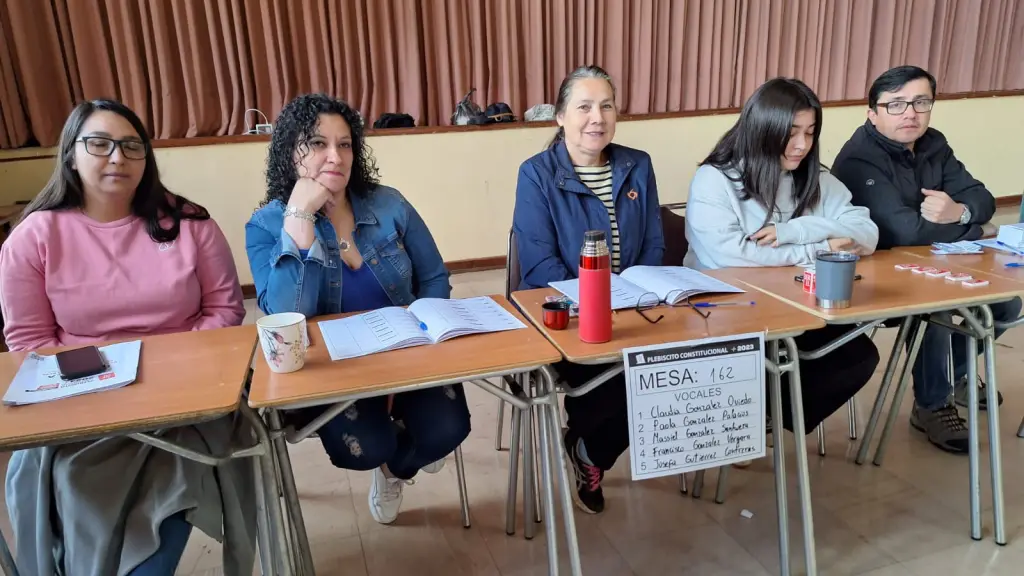 Paola González, al centro, preside la mesa receptora de sufragios. Es la undécima vez que debe ser vocal de mesa., La Tribuna