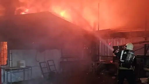 Siete damnificados deja incendio que consumió dos viviendas en Los Ángeles
