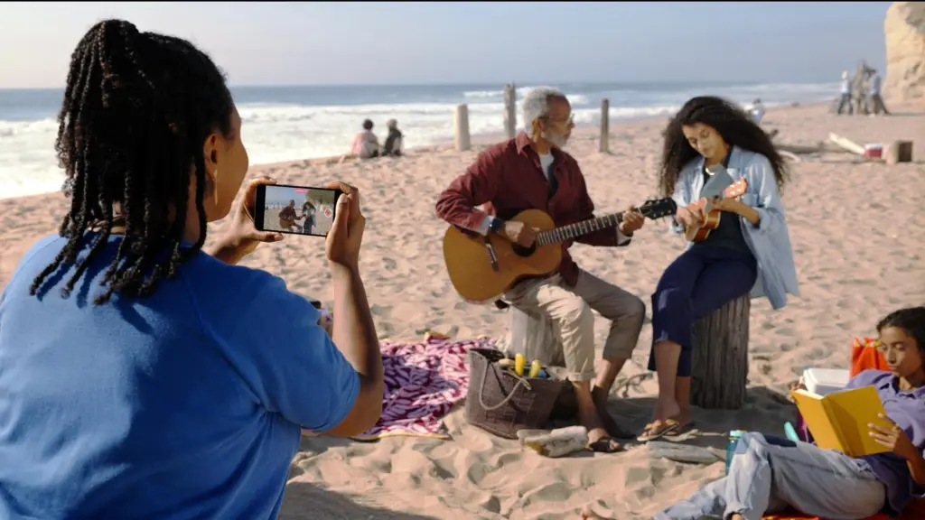 Fotografía cedida por Apple donde se aprecia a una mujer mientras graba un vídeo con su iPhone. EFE/Apple, EFE
