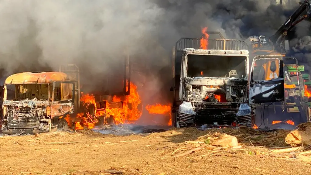 Ataque incendiario en Contulmo dejó cuatro camiones y maquinaria forestal consumida por las llamas, Radio Biobío