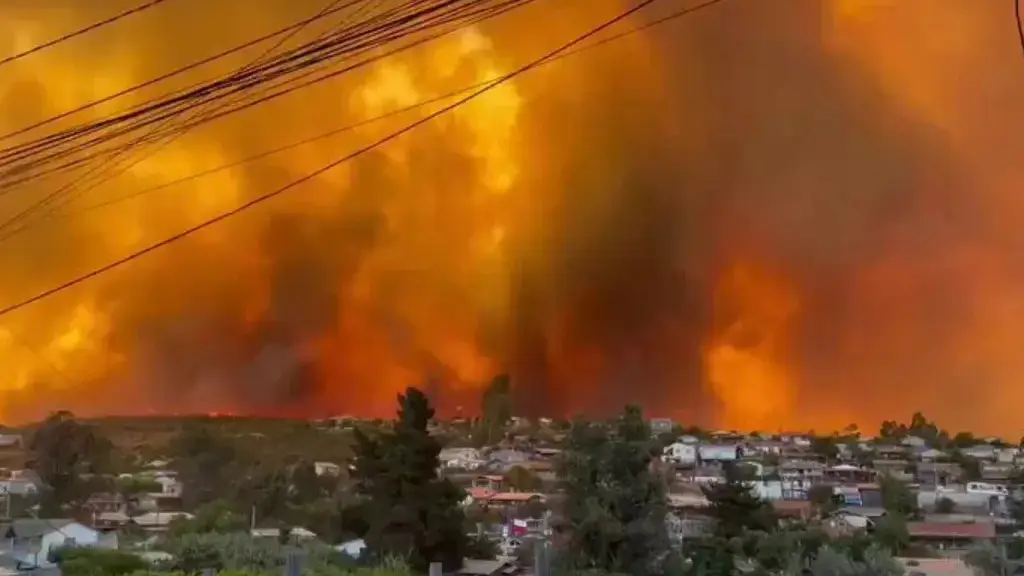 La tarde de este sábado, el Servicio Nacional de Prevención y Respuesta ante Desastres declaró alerta roja para Villa Alemana, Limache, Valparaíso y Santo Domingo., redes sociales
