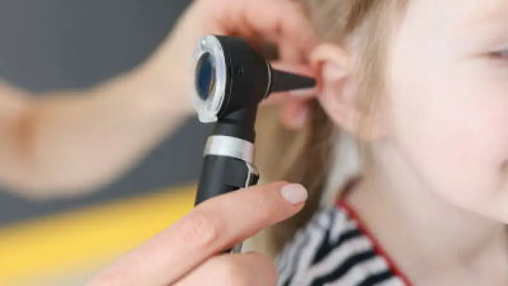 Especialista recomienda que los niños usen tapones para los oídos o gorras de baño de látex que cubran las orejas., contexto