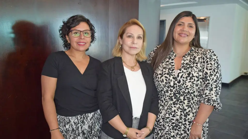 Paula San Martín Avendaño; Angélica Burgos, directora académica AIEP Los Ángeles, y Carolina Fernández. | La Tribuna