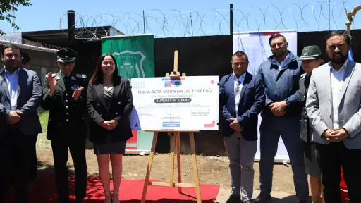 Serviu firma acta de entrega de terreno para construcción de multicancha aledaña a Centro Penitenciario Femenino de Bulnes