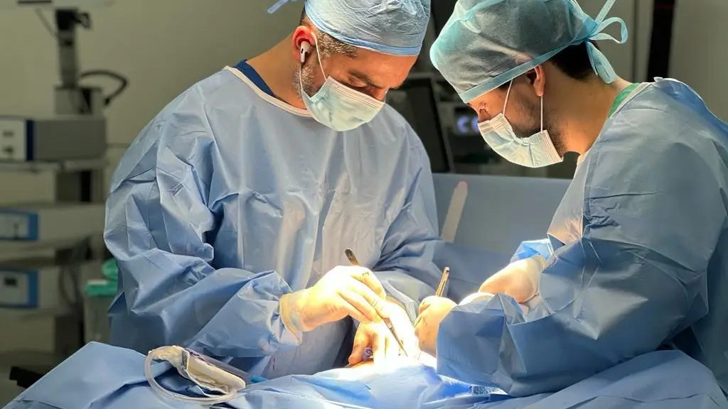 Un equipo formado por cuatro médicos en la subespecialidad de coloproctología del hospital de Los Ángeles., Cedida
