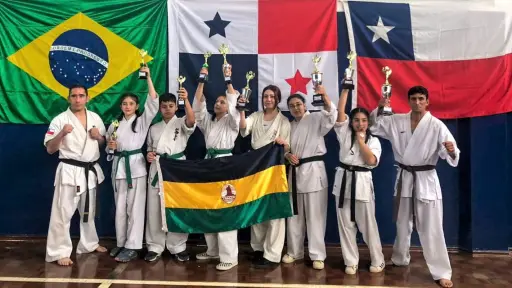 Karatecas mulcheninos mostraron sus habilidades en torneo disputado en Brasil