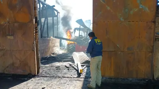 Nueve máquinas destruidas tras ataque incendiario en Vilcún: desconocidos intimidaron a cuidador y dejaron lienzos adjudicatorios