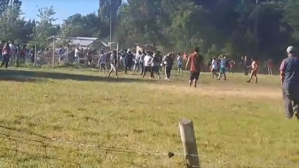 Captura de pantalla de video que muestra pelea en el fútbol rural., Captura de pantalla