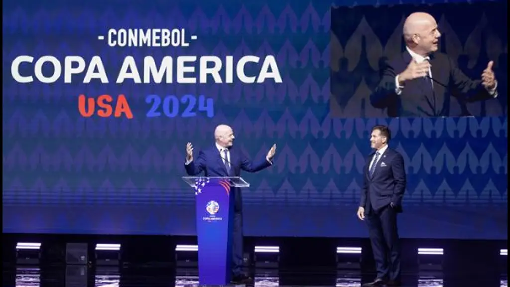 El Presidente de la FIFA, Gianni Infantino (i), habla con el Presidente de la CONMEBOL, Alejandro Domínguez, durante la ceremonia del sorteo de la fase de grupos de la Copa América 2024. EFE/EPA/CRISTÓBAL HERRERA-ULASHKEVICH, EFE