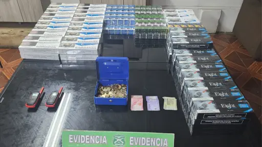 Cabrero: Dos hombres son sorprendidos vendiendo cigarros y medicamentos en feria libre