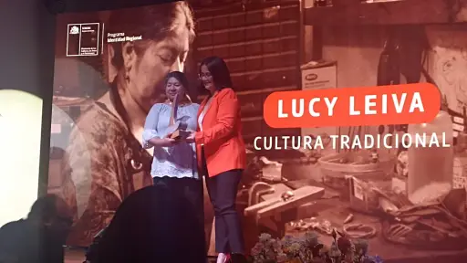 Artesana angelina recibe distinción Gabriela Pizarro en Premios Regionales de Arte y Cultura 