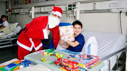Viejito Pascuero entregó regalos a niños hospitalizados gracias a Bomberos de Los Ángeles