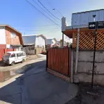 En la esquina de los pasajes Laura del Pino con Miguel Ruiz se produjo el incidente que costó la vida de una persona., Google Street View