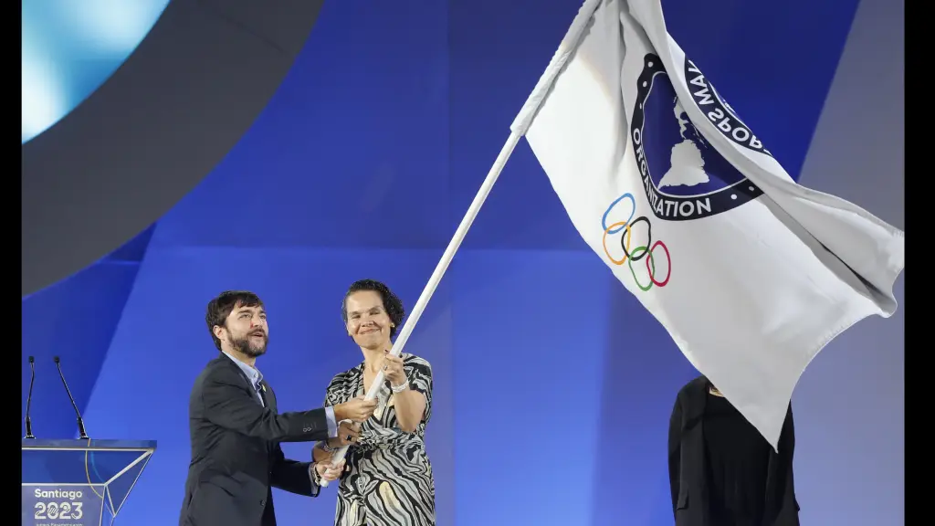 El alcalde de Barranquilla (Colombia), Jaime Pumarejo, y la ministra del Deporte de Colombia, Astrid Rodríguez, ondean la bandera de Panam Sports en la ceremonia de clausura de los Juegos Panamericanos 2023 EFE/ Ailen Díaz, EFE