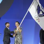 El alcalde de Barranquilla (Colombia), Jaime Pumarejo, y la ministra del Deporte de Colombia, Astrid Rodríguez, ondean la bandera de Panam Sports en la ceremonia de clausura de los Juegos Panamericanos 2023 EFE/ Ailen Díaz, EFE