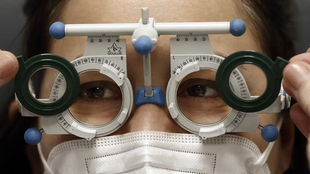 Una mujer se gradúa la vista en un centro óptico. EFE/ Jesus Diges, EFE