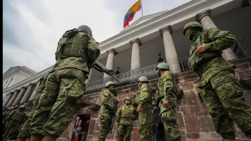 El fuerte resguardo del Palacio de Gobierno simboliza un Ecuador militarizado
