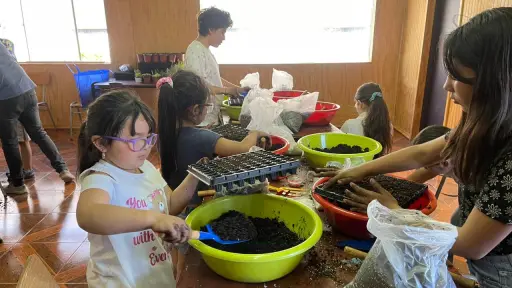 Laja: Niñas y niños se convierten en jardineros por un día en taller Mi Primer Jardín
