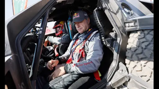 Sainz lidera el Dakar mientras Peterhansel alcanza el medio centenar de triunfos en coches