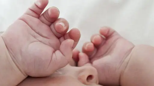 Bebé de 7 kilos nacido en Curanilahue está en riesgo vital