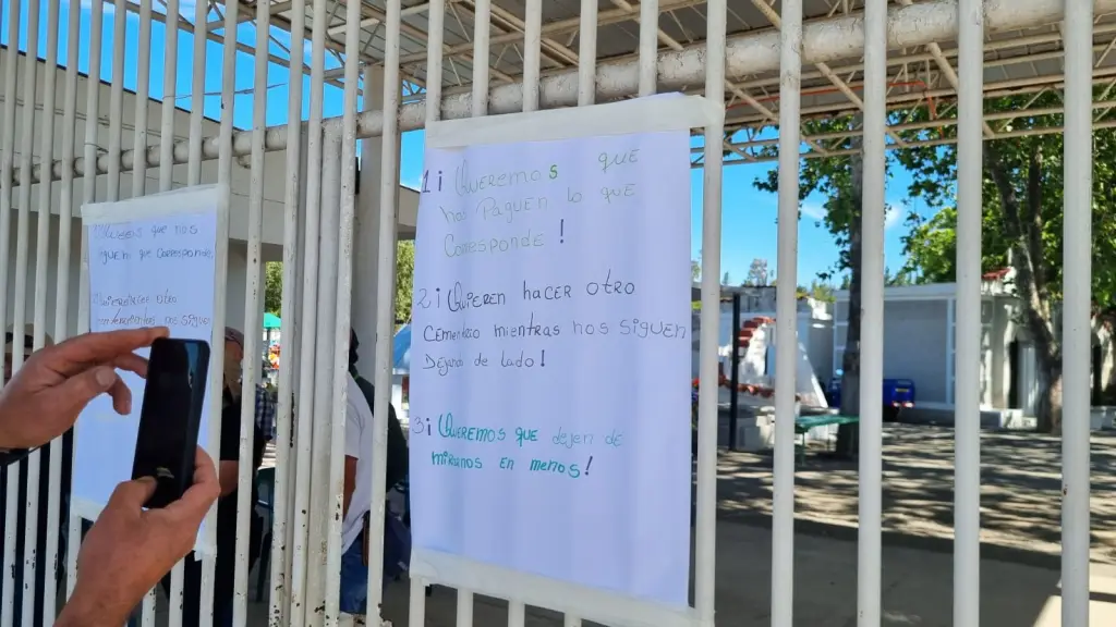 Protesta funcionarios cementerio Monte Águila 1 | Cedida