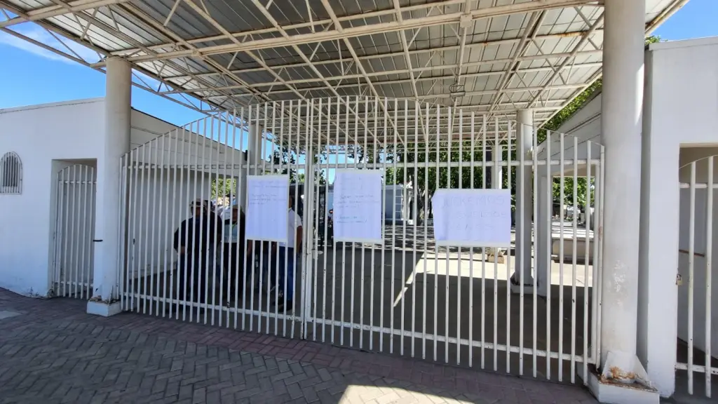 Protesta funcionarios cementerio Monte Águila 4 | Cedida