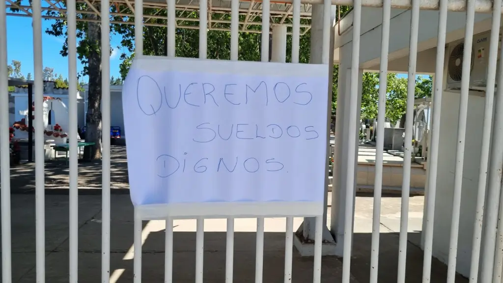 Protesta funcionarios cementerio Monte Águila 5 | Cedida
