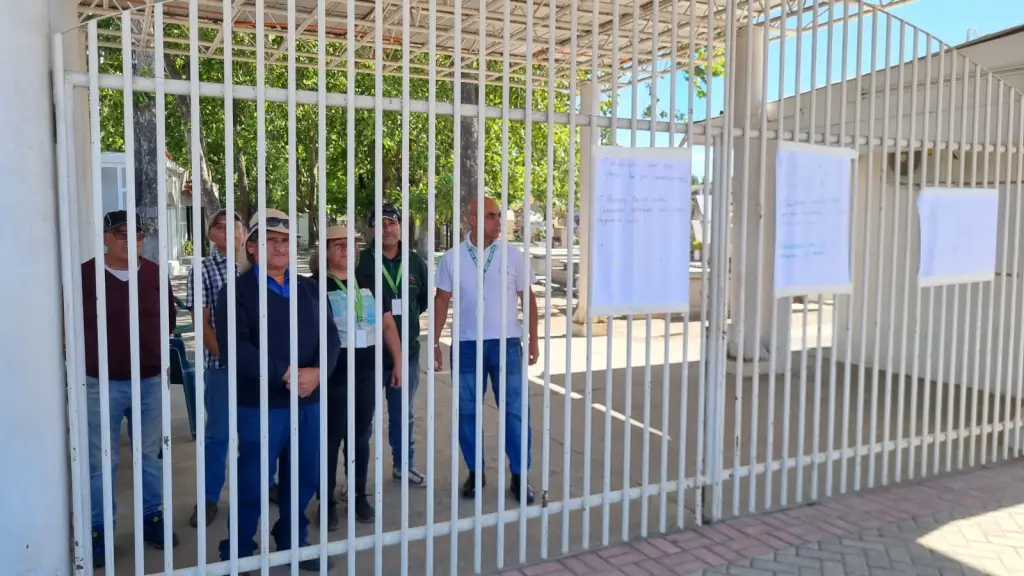 “Queremos que nos paguen lo que corresponde”: Funcionarios de cementerio de Monte Águila inician paro indefinido