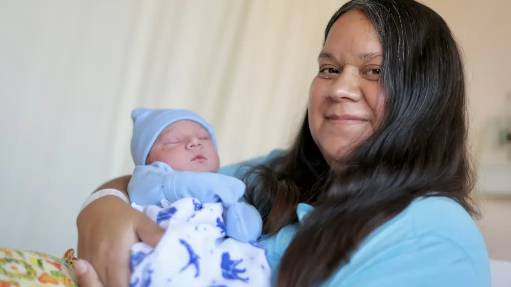 Cynthia Nieves junto a Samuel, su cuarto hijo y la primera guagua del 2024 en Chile / Ministerio de Salud