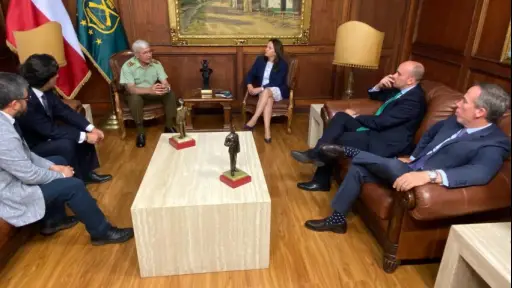 Parlamentarios se reúnen con General Yáñez en apoyo a la institución ante formalización