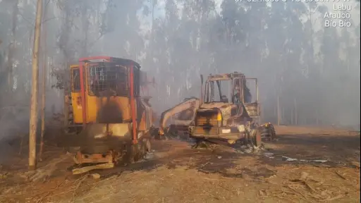 Ataque incendiario en Lebu: Encapuchados destruyen maquinarias y bus en predio forestal 