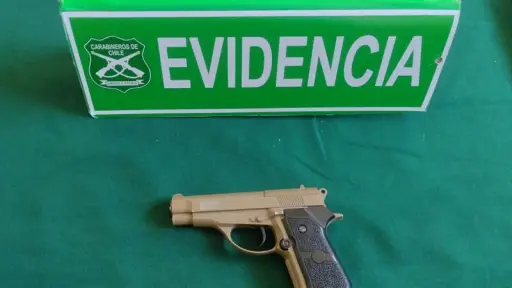 En plena vía pública: Sorprenden a sujeto portando arma al interior de un bolso en Los Ángeles