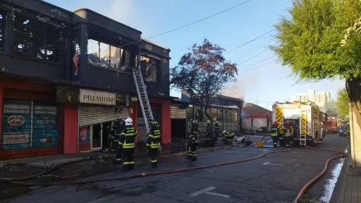 Voluntario de Bomberos lesionado en incendio que consumió cinco locales en el centro de Los Ángeles